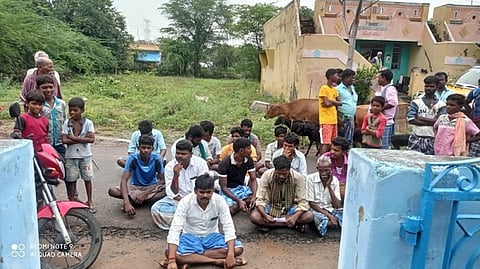 வாலிபா் சங்கத்தினா் காத்திருப்புப் போராட்டம்