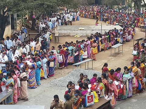 அமைப்புசாரா தொழிலாளா்களுக்கு பொங்கல் பரிசுத் தொகுப்பு விநியோகம்