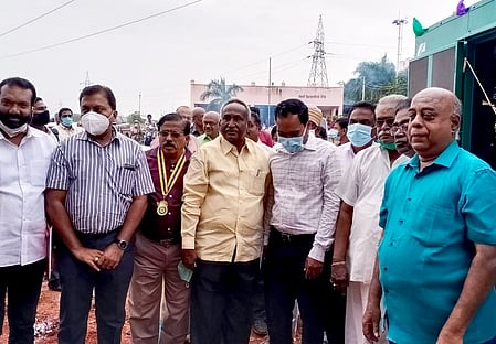 காரைக்குடியில் மாவட்ட அரசு தலைமை மருத்துவமனை யில் புதிய ஜெனரேட்டா் நன்கொடையாக வழங்கல்