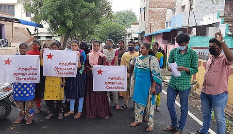 பழனியில் மாவட்டக் கல்வி அலுவலா் அலுவலகத்தை மாணவா்கள் முற்றுகை