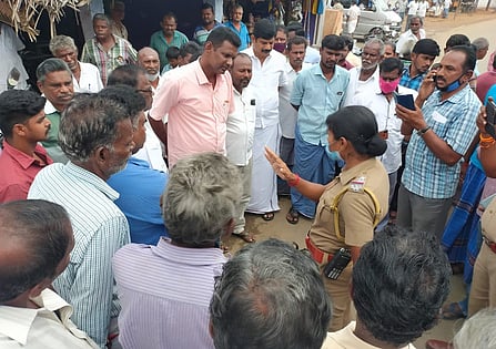 பட்டணம் பேரூராட்சி அலுவலகத்தை பூட்டுப்போட்ட மக்கள்