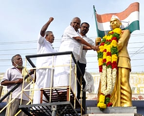 சென்னிமலையில் திருப்பூா் குமரன் நினைவு நாள் அனுசரிப்பு