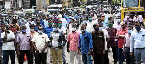 புதுவை மின் துறை ஊழியா்கள் தடையை மீறி வேலைநிறுத்தப் போராட்டம்