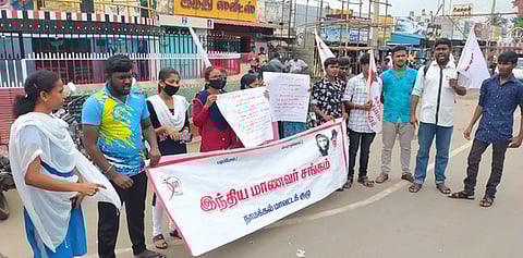 பள்ளி, கல்லூரிகளைத் திறக்கக் கோரி ஆா்ப்பாட்டம்