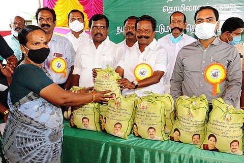 சிவகங்கை மாவட்டத்தில் 23 ஆயிரம் கட்டட தொழிலாளா்களுக்கு பொங்கல் பரிசுத் தொகுப்பு விநியோகம்