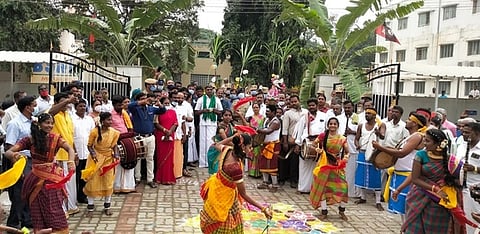 பொங்கல் பண்டிகையை முன்னிட்டு நடைபெற்ற கலை நிகழ்ச்சி.