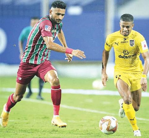 கோவாவில் திங்கள்கிழமை நடைபெற்ற ஐஎஸ்எல் கால்பந்து ஆட்டத்தில் மோதிய மும்பை சிட்டி-ஏடிகே மோகன் பகான் அணிகள்.