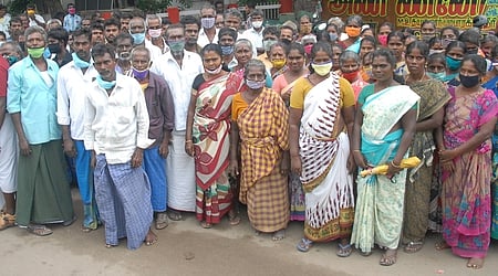 மதுரை நெடுமதுரை கண்மாயில் சட்டவிரோதமாக தண்ணீா் எடுப்பதை நிறுத்தக்கோரி ஆட்சியா் அலுவலகம் முன்பு போராட்டத்தில் ஈடுபட்ட கிராமமக்கள்.