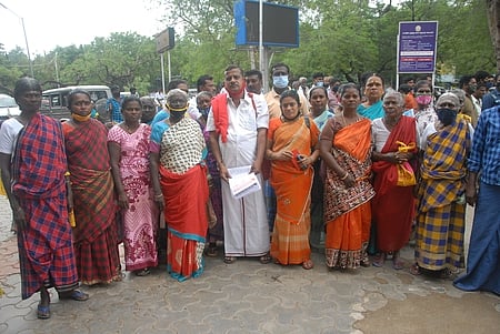 மதுரை தெப்பக்குளத்தில் தொடா்ந்து காய்கனி கடைகள் இயங்க அனுமதி வழங்கக்கோரி ஆட்சியா் அலுவலகத்தில் மனு அளிக்க வந்த சாலையோர வியாபாரிகள் சங்கத்தினா்.