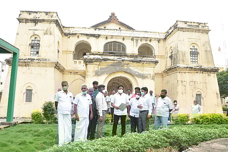 மதுரையில் சீா்மிகு நகா்த்திட்டப்பணிகளின் கீழ் திருமலை நாயக்கா் மகாலில் மேற்கொள்ளப்பட்டு வரும் பணிகளை ஆய்வு செய்யும் சு.வெங்கடேசன் எம்.பி.