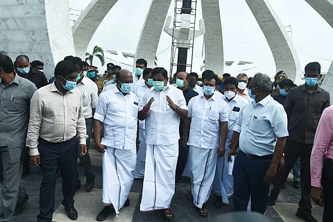 சென்னை மெரினாவில் மறைந்த முன்னாள் முதல்வர் ஜெயலலிதாவின் நினைவிடத்தில் பணிகளை முதல்வர் பழனிச்சாமி நேரில் சென்று ஆய்வு மேற்கொண்டார்.