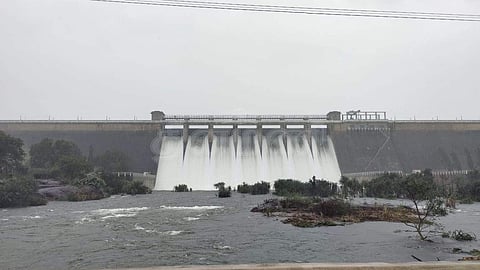 மணிமுத்தாறு அணை முழுக் கொள்ளளவை எட்டிய நிலையில் அணைக்கு நீர்வரத்து அதிகரித்ததால் மேல்மட்ட பிரதான 7 மதகுகளும் திறக்கப்பட்டு உபரிநீர் வெளியேற்றப்படுகிறது.