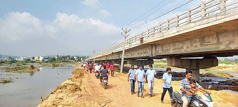 ஆரணியாற்றில் உடைந்த தரைப்பாலம் சீரமைப்பு