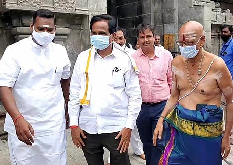 காஞ்சி காமாட்சி அம்மன் கோயிலுக்கு சுவாமி தரிசனம் செய்ய வந்த மத்திய அமைச்சா் ராவ்சாஹிப் தான்வே.