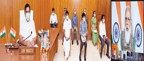 கரோனா தடுப்பூசி செலுத்துவது தொடர்பாக மாநில முதல்வர்களுடன் திங்கள்கிழமை காணொலிக் காட்சி மூலமாக கலந்தாய்வில் ஈடுபட்ட பிரதமர் நரேந்திர மோடியுடன் தமிழக முதல்வர் எடப்பாடி கே.பழனிசாமி.