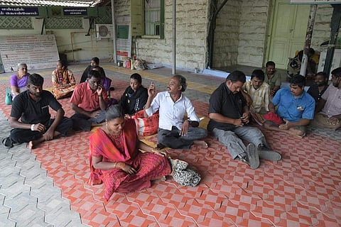 ஈரோடு தாலுகா அலுவலகத்தில் மாற்றுத்திறனாளிகள் காத்திருப்புப் போராட்டம்