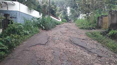 சேதமடைந்து காணப்படும் சாலை.