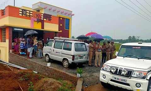 வாழப்பாடியில் தனியாா் நிறுவன ஊழியரைதாக்கி 18 பவுன் நகை கொள்ளை