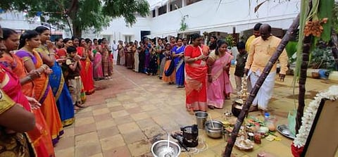 சமத்துவப் பொங்கல் விழாவில் பங்கேற்றோா்.