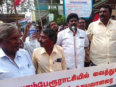 மம்சாபுரம் பேரூராட்சி அலுவலகத்தை திமுக கூட்டணி கட்சியினா் முற்றுகையிட்டு போராட்டம்