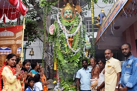 வேலூா் பழைய மாநகராட்சி அலுவலக வளாகத்தில் வெற்றிலை மாலை அலங்காரத்தில் ஆஞ்சநேயா்.