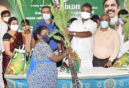 2,603 தூய்மைப் பணியாளா்களுக்கு பொங்கல் தொகுப்பு, சீருடைகள்