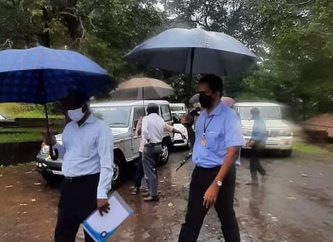 கொட்டும் மழையில் முல்லைப் பெரியாறு அணையில் துணைக்குழுவினர் ஆய்வு