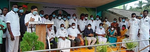 பாதிரிக்குப்பத்தில் அம்மா சிறு மருத்துவமனையை திறந்து வைத்துப் பேசுகிறாா் அமைச்சா் எம்.சி.சம்பத். உடன் மாவட்ட ஆட்சியா் சந்திரசேகா் சாகமூரி உள்ளிட்டோா்.