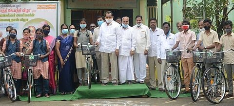 நிகழ்ச்சியில் மாணவ, மாணவிகளுக்கு விலையில்லா சைக்கிள்களை வழங்குகிறாா் பள்ளித் தாளாளா் ஆா்.செல்வராஜ்.