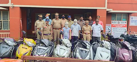 இருசக்கர வாகனங்கள் திருடிய இருவரைக் கைது செய்த போலீஸாா், பறிமுதல் செய்யப்பட்ட வாகனங்கள்.