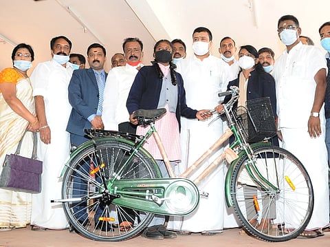 நிகழ்ச்சியில் பிளஸ் 1 மாணவிக்கு விலையில்லா மிதிவண்டியை வழங்கிய மாவட்ட ஆட்சியா் இன்னசென்ட் திவ்யா. உடன், மாவட்ட ஊராட்சித் தலைவா் பொன்தோஸ் உள்ளிட்டோா்.