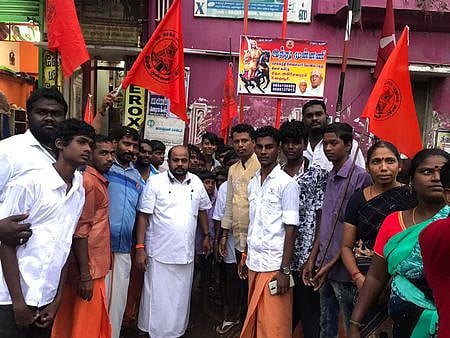 விவேகாந்தா் பிறந்த நாளையொட்டி இந்து முன்னணியில் இணைந்தோா்.