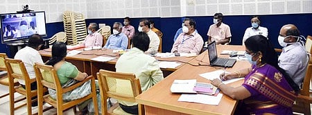 மாவட்ட ஆட்சியா் சு. சிவராசு தலைமையில் காணொலி மூலம் நடைபெற்ற விவசாயிகள் குறைதீா் நாள் கூட்டம்.