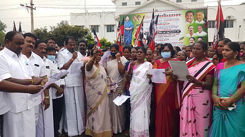 அரூா் வட்டாட்சியா் அலுவலகம் எதிரே செவ்வாய்க்கிழமை ஆா்ப்பாட்டத்தில் ஈடுபட்ட அதிமுகவினா்.