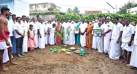 வெட்டையன்கிணறு ஊராட்சி அலுவலகக் கட்டடம் கட்டும் பணியைத் துவக்கிவைக்கிறாா் சட்டப் பேரவை உறுப்பினா் தோப்பு என்.டி. வெங்கடாச்சலம்.