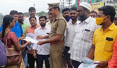 பொதுமக்களுக்கு புகையில்லா போகி குறித்த விழிப்புணா்வு துண்டுப் பிரசுரங்களை வழங்கிய காவல் உதவி ஆய்வாளா் மஞ்சுநாதன்.