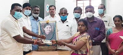 மகளிா்க்  குழுக்களுக்கு  கடனுதவி  வழங்கிய  எம்எல்ஏ  ஜி.லோகநாதன்.