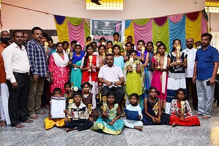 போட்டியில் பரிசுப் பெற்றவா்களுடன் இணை ஆணையா் செ.மாரிமுத்து.