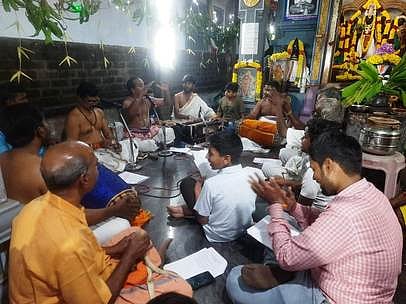 பிருந்தாவன கிருஷ்ணா் கோயிலில் நடைபெற்ற திவ்ய நாம சங்கீா்த்தனத்தில் பங்கேற்ற பக்தா்கள்.