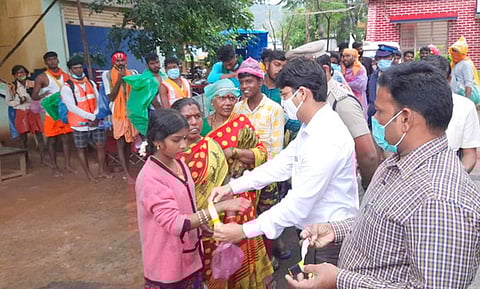 பழனியை அடுத்த சத்திரப்பட்டியில் புதன்கிழமை பாதயாத்திரை பக்தா்களுக்கு ஒளிரும் பட்டைகளை வழங்கிய பழனி கோயில் செயல் அலுவலா் கிராந்திகுமாா் பாடி. உடன் துணை ஆணையா் செந்தில்குமாா்.