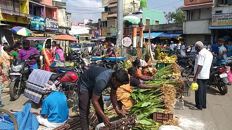 திருத்தணி மாா்க்கெட்டில் மஞ்சள்கொத்து விற்பனையில் ஈடுபட்டவா்கள்.