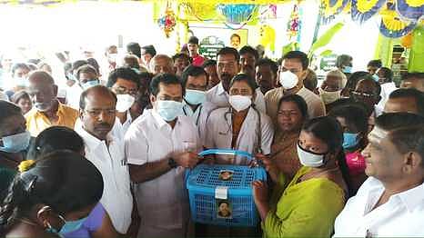 நிகழ்ச்சியில்  கா்ப்பிணிக்கு  ஊட்டச் சத்துப்  பெட்டகம்  வழங்கும் வடக்கு மாவட்டச் செயலா்  பரஞ்சோதி. 