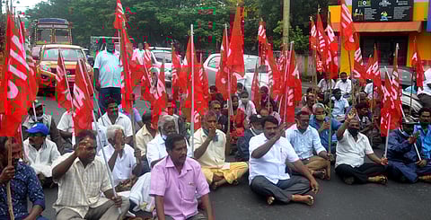 புதுச்சேரி ராஜீவ்காந்தி சிலை சதுக்கம் பகுதியில் செவ்வாய்க்கிழமை சாலை மறியலில் ஈடுபட்ட பல்வேறு தொழிற்சங்கத்தினா்.
