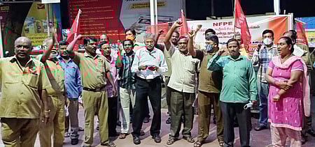 கோவை குட்ஷெட் சாலையில் உள்ள தலைமை தபால் நிலையம் முன்பாக ஆா்ப்பாட்டத்தில் ஈடுபட்ட அஞ்சல் ஊழியா்கள்.