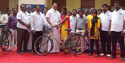 மாணவிக்கு அரசின் விலையில்லா மிதிவண்டி வழங்கிய எம்எல்ஏ ஆா்.காந்தி.