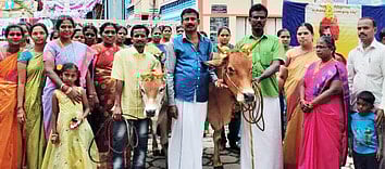 முப்பெரும்  விழாவில்  நடைபெற்ற கோமாதா  பூஜையில்  பங்கேற்றார்.