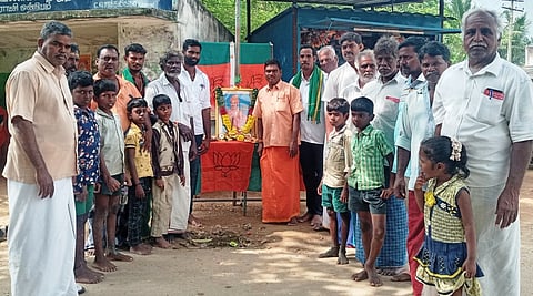 வேலூா் கிராமத்தில் நடைபெற்ற விவேகானந்தா் பிறந்த நாள் விழாவில் பங்கேற்றோா்.