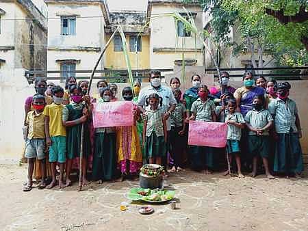 மதுரை மேலமடையில் புதன்கிழமை நடைபெற்ற சமத்துவப் பொங்கல் விழாவில் பங்கேற்ற மாணவ, மாணவியா் மற்றும் ஆசிரியைகள்.