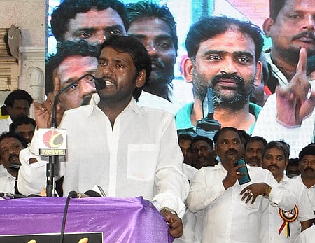 விழுப்புரத்தில் நடைபெற்ற தேமுதிக செயல்வீரா்கள் கூட்டத்தில் பேசுகிறாா் விஜயபிரபாகரன்.