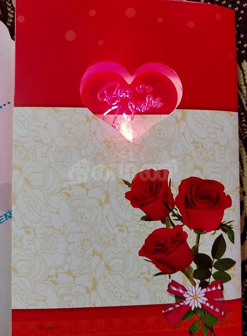 மீண்டும் வரவேற்பு பெறும் வாழ்த்து அட்டைகள்: மின்னணுவில் ஒளிரும் வண்ண விளக்குகள்